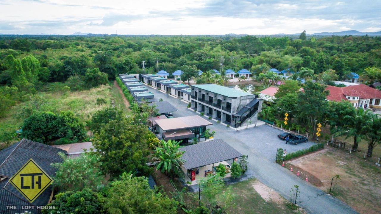 The Loft House Sakaeo Hotel Watthana Nakhon Exterior photo